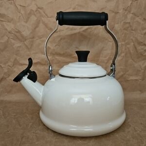 Le Creuset Whistling Tea Kettle White Enamel On Steel 1.7 Quart 1.6 Litre...